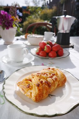 Bahçe - kahve, doğal yoğurt, çilek odaya yaz
