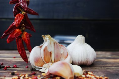 Taze sarımsak ve kurutulmuş kırmızı biber sıcak