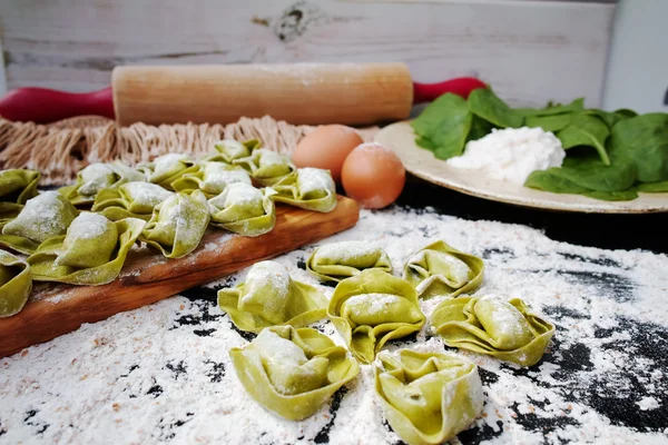 Raviolis de pasta verde caseros con espinacas y queso ricotta —  Fotos de Stock