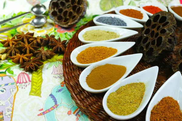 Kolorowe indyjskie przyprawy na tradycyjnych tło ozdobnych — Zdjęcie stockowe