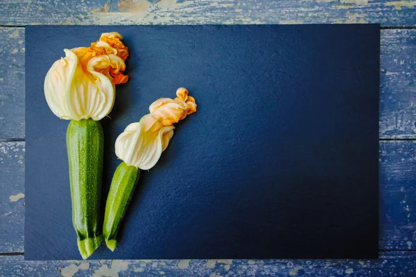 Çiçeklenme ve olgun kabak — Stok fotoğraf