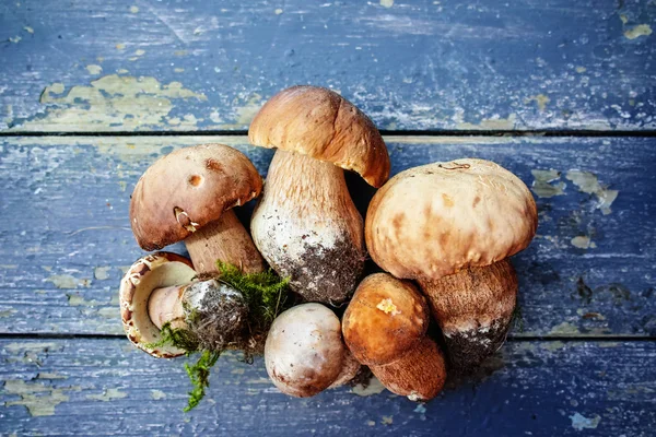 Boletus edulis (king boleet) op een houten tafel — Stockfoto