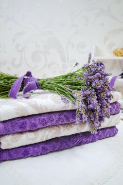 Banyo havlusu taze lavanta çiçekleri ile yığını 