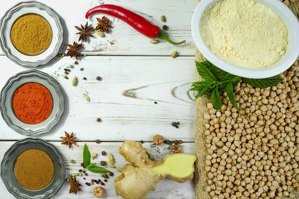 Coloridos ingredientes de la comida india - garbanzos y especias en blanco — Foto de Stock