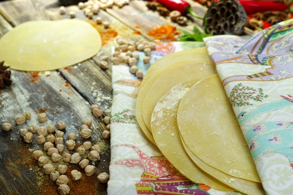 Alimento indio colorido - garbanzos, papadum y especias con textura — Foto de Stock