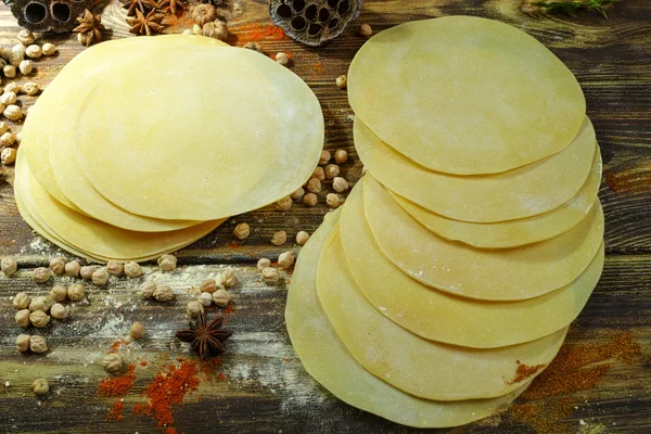 Comida indiana colorida - grão de bico, papadum e temperos em texturizado — Fotografia de Stock