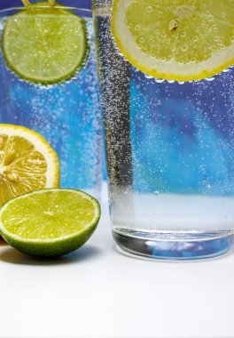 Cam soğuk köpüklü su, kireç ve limon ile