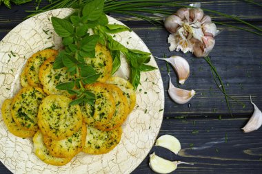 Ekmek tost fesleğen, chives ve sarımsak ile