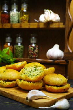 Ekmek tost fesleğen, chives ve sarımsak ile