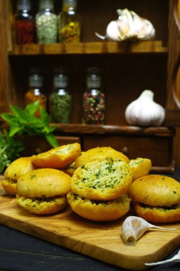 Ekmek tost fesleğen, chives ve sarımsak ile