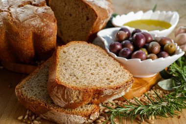 Spelt taze pişmiş ev yapımı hamur mayası ekmek, sızma zeytinyağı