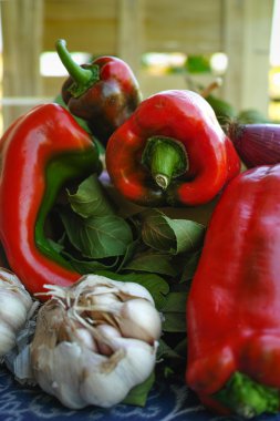 Sarımsak, kırmızı biber ve defne yaprağı piyasada ahşap kutusunda