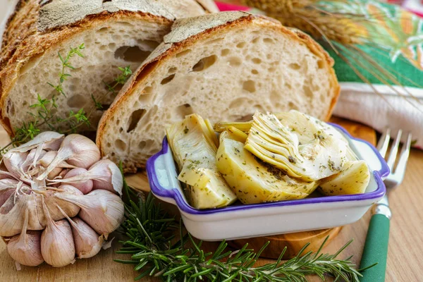 Pan italiano fresco casero y alcachofas en salmuera con especias — Foto de Stock