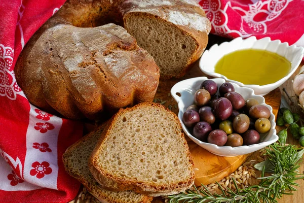 Pain d'épeautre au levain maison fraîchement cuit, olive extra vierge — Photo