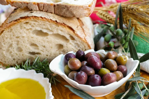 Apéritif italien traditionnel - pain frais fait maison, extra vierge — Photo