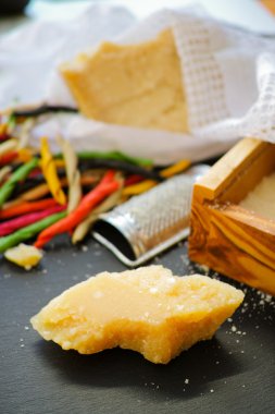 Parmesan peyniri. Rendelenmiş Parmesan peyniri. Zeytin ahşap Parmesan Che