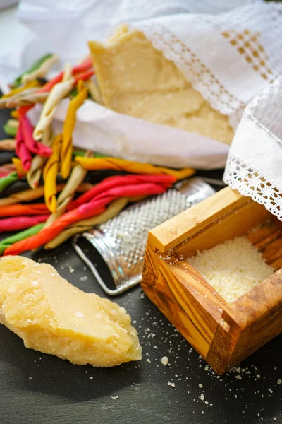 Queso parmesano. Queso parmesano rallado. Madera de Oliva Parmesano Che — Foto de Stock