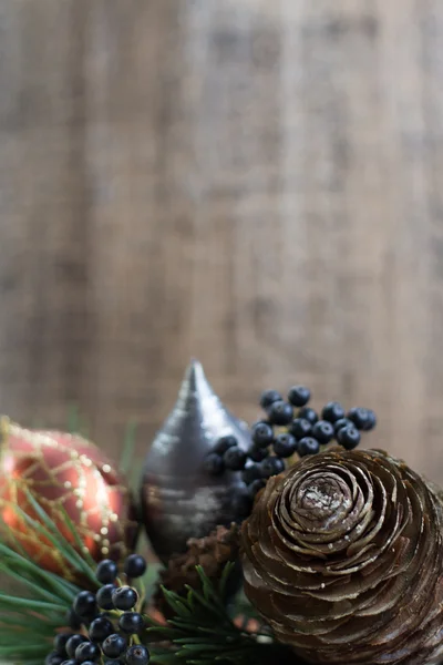 Weihnachtsdekoration, Tannenzapfen und Waldbeeren — Stockfoto