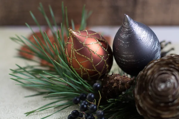 Decorazione natalizia, coni di abete e bosco bacche copiare spazio — Foto Stock