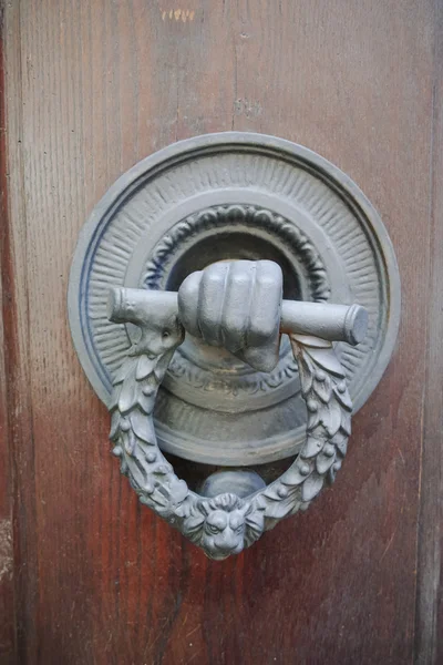 Vecchio bussare porta antica sulla porta di legno — Foto Stock