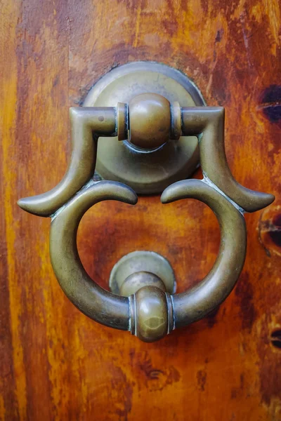 Antigo batedor de porta antiga na porta de madeira — Fotografia de Stock