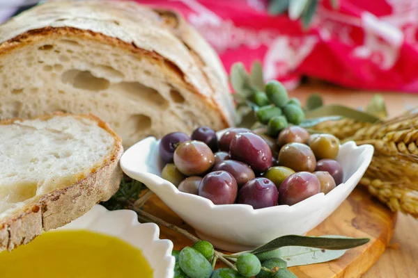 Traditional italian appetizer - fresh homemade bread, extra virg — Stock Photo, Image
