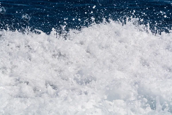 Superfície do mar azul profundo com espuma de ondas brancas, fundo, cópia sp — Fotografia de Stock