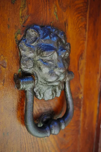 Oude oude deur knocker op houten deur — Stockfoto