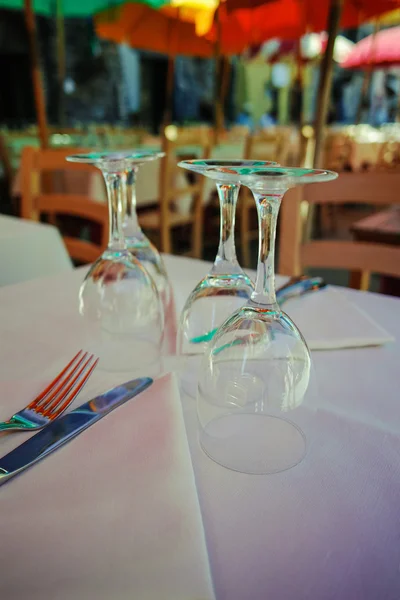 Strand café, tafel geserveerd voor het diner — Stockfoto