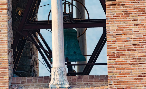 Elementi architettonici del vecchio campanile e della chiesa — Foto Stock