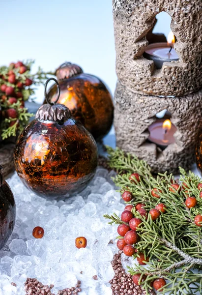 Weihnachtsbaum handgefertigte schwere Glaskugeln und Kerzenlicht, Dekor — Stockfoto