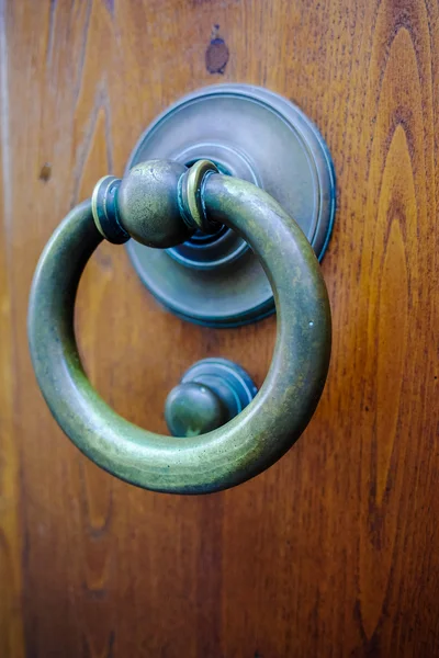 Antiguo golpeador de puerta antigua en la puerta de madera —  Fotos de Stock