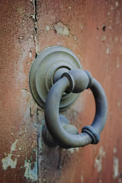 Antiguo golpeador de puerta antigua en la puerta de madera —  Fotos de Stock