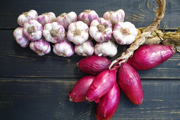 분홍색 이탈리아어 양파와 마늘 머리 — 스톡 사진