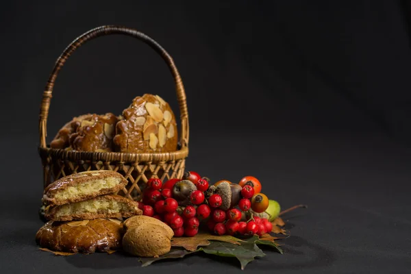 Biscoitos picantes holandeses típicos com amêndoas — Fotografia de Stock