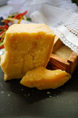 Parmesan peyniri. Rendelenmiş Parmesan peyniri. Zeytin ahşap Parmesan peyniri