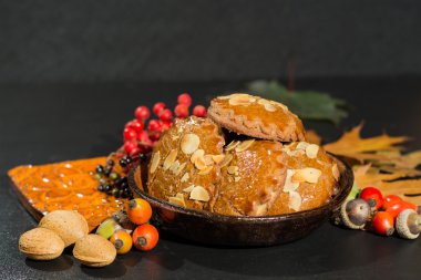 Tipik Hollanda badem sonbahar renkleri ile baharatlı kurabiye dolu