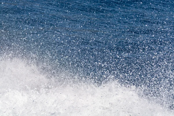 Superficie de mar azul profundo con espuma de ondas blancas, fondo, copia sp — Foto de Stock