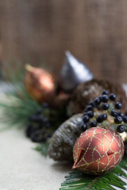 Noel dekorasyonu, çam kozalakları ve orman meyveleri kopya alanı