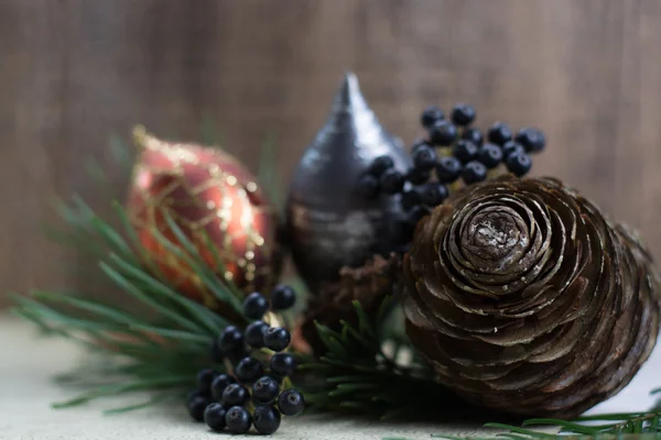 Weihnachtsdekoration, Tannenzapfen und Waldbeeren — Stockfoto