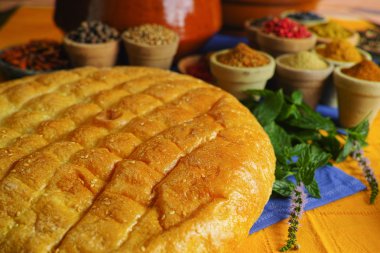 Geleneksel taze Türk ekmek pide ve farklı baharatlar toplanması