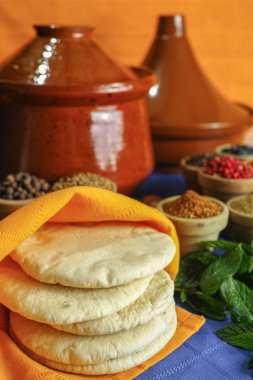 Geleneksel taze Türk ekmek pide ve farklı baharatlar toplanması