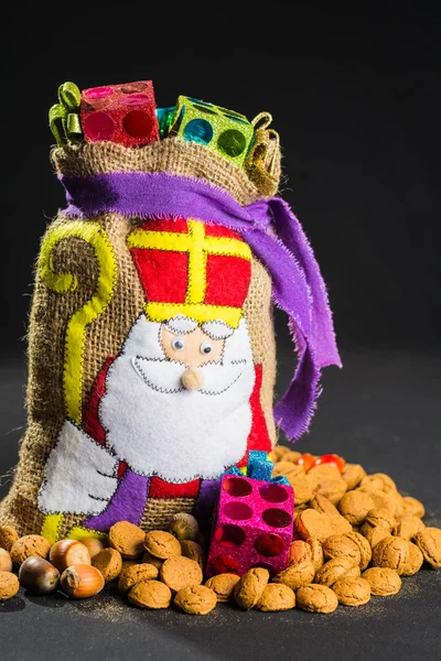 St. Nicholas' bag for children filled with traditional Dutch  spicy cookies — Stock Photo, Image