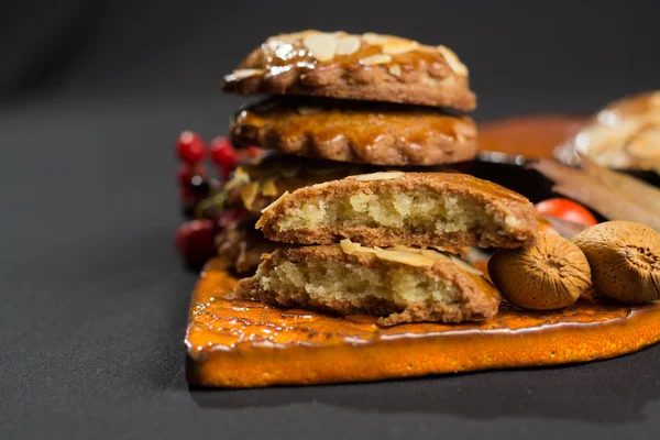 Biscoitos picantes holandeses típicos com amêndoas — Fotografia de Stock