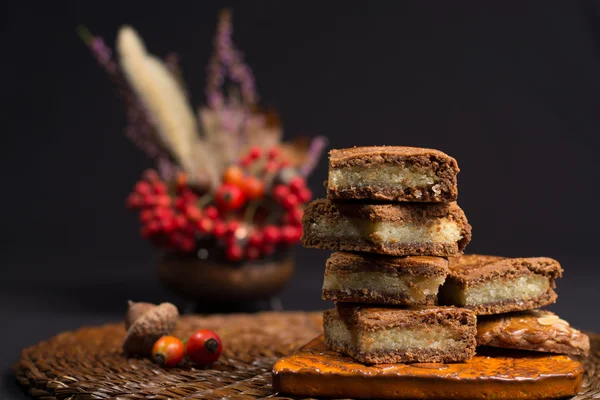 Biscoitos picantes holandeses típicos com amêndoas nas cores do outono — Fotografia de Stock