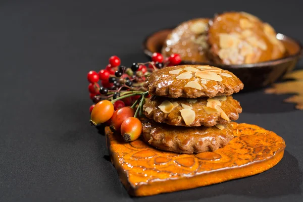 Biscoitos picantes holandeses típicos cheios de amêndoas na cor do outono — Fotografia de Stock
