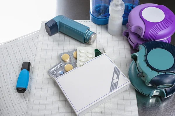 Asma, alergias, concepto de alivio de enfermedades, inhaladores de salbutamol y medicamentos — Foto de Stock