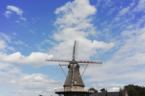 Molino de viento típico holandés de harina cerca de Veldhoven, Brabante Septentrional — Foto de Stock