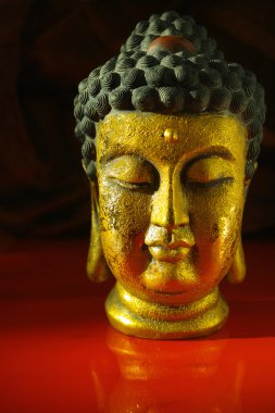 Kopya alanı koyu kırmızı zemin üzerine altın Buddha sakin yüz