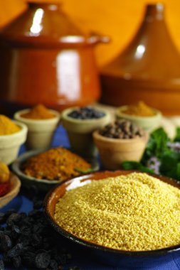 Organik sarı kuskus ve geleneksel Doğu farklı baharatlar